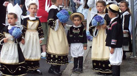 fransa nın geleneksel kıyafeti